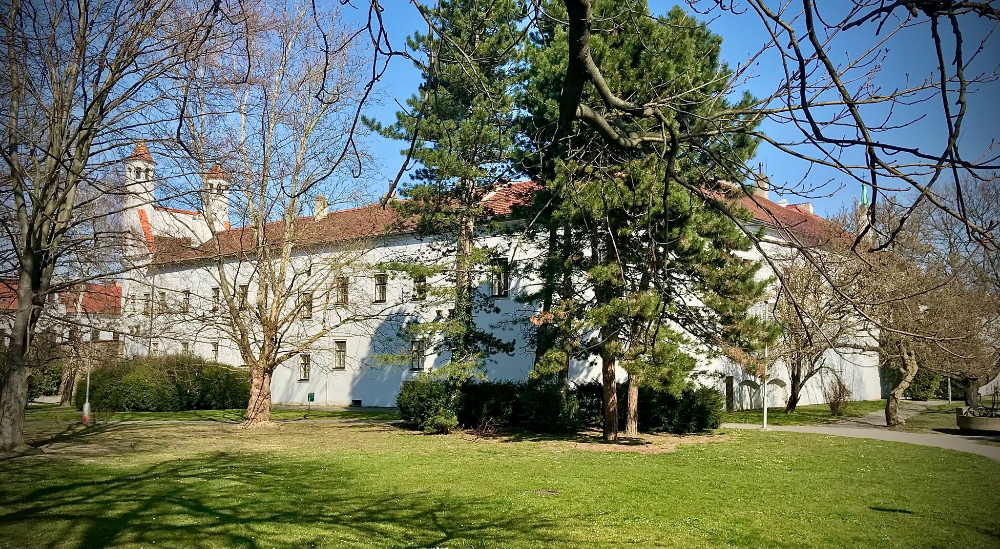 Jihozapadni_narozi_zamku_pohled_z_parku KRAVAŘSK&Yacute; HRAD V NOV&Eacute;M JIČ&Iacute;NĚ (okolo 1313&ndash;1500)